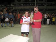 Il vice Sindaco Grottoli Panunzio assegna la coppa per la squadra vincente  "world gym" al suo capitano Angelo Chiloiro
